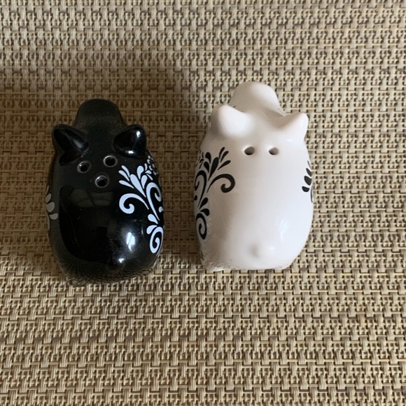 Black and White Pig Salt and Pepper Shakers - Picture 6 of 10